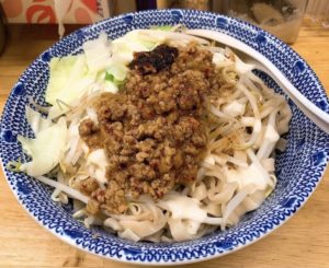 [らーめんきじとら　淵野辺]きしめんのような麺の二郎インスパイア系。