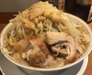 [ラーメン豚山  町田店]甘みのある醤油だれが効く力強いスープ。柔らかい豚も入る二郎インスパイア。