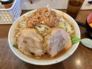 [麺屋 歩夢　淵野辺本店] 太めの麺と醤油のカエシがよく効いたスープ[店主は豚星で修行]