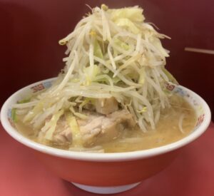 [二郎  ひばりヶ丘駅前店]カエシの効いたスープ、ヤサイタワーの人気店。[東京二郎制覇]