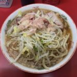 [二郎 新宿歌舞伎町店] 自家製の縮れ麺が食べられるいろんな人が集う歌舞伎町の二郎｡ルールとレビューを！