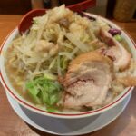 [雷 東京本丸店] あのとみ田が提供するインスパイア！東京駅構内で食べられるアクセス最強の店舗！大きなチャーシューとムチムチの麺が特徴。