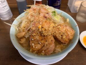 [ラーメン玄] 下北沢の二郎スピンアウト系｡柔らかい豚とモチモチ麺、非乳化スープが特徴！ルールなどを解説｡