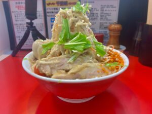 [千里眼] 毎年恒例の二郎系の冷やしメニュー、冷やし中華を食してきた！並びは４５人超え。ルールやレビューを徹底解説！