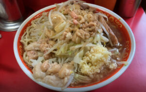 [二郎 上野毛店] 二郎の中でも細めでデロデロ食感の地。キレッキレの非乳化スープが麺に絡んでうまいんじゃ～　ルールやレビューを徹底解説！