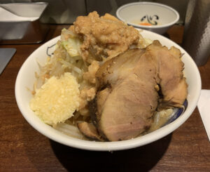 [雷 東京本丸店] あのとみ田が提供するインスパイア！東京駅構内で食べられるアクセス最強の店舗！大きなチャーシューとムチムチの麺が特徴。