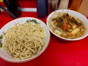 [二郎 湘南藤沢③] 二郎の美味いつけ麺が食べられるのはこの店！冷水で締められた麺が少し酸味のあるスープによく合う。行くときの注意事項も解説！