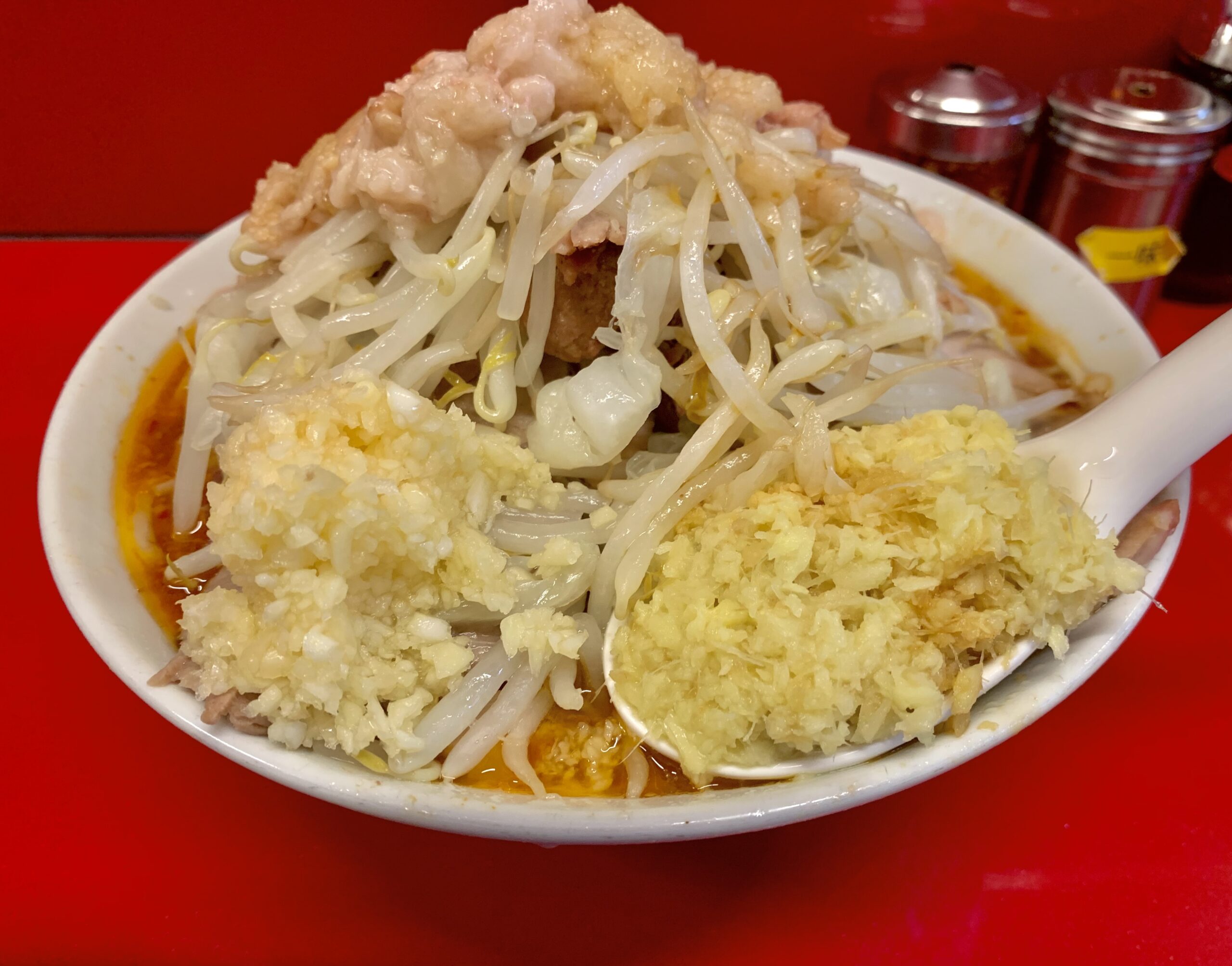 [二郎 西台駅前店] かなり辛めな二郎のラーメンを食べられる店舗はここ！麺も豚もクオリティ高いものが提供される。ルールなどを詳しく解説。