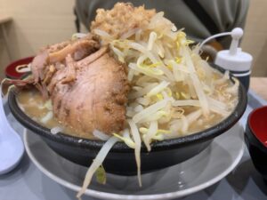 [ラーメン中毒 東向島店] 学校スタイルで二郎を食べられるのはこの店だけ！呼ばれたらラーメンを受け取りに行きましょう。ルールなどを徹底解説！